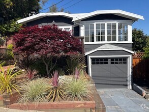 Building Photo - Fabulous Private Home Near Mills!