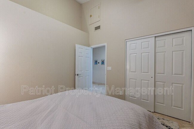 Building Photo - 9910 E Sutton Dr