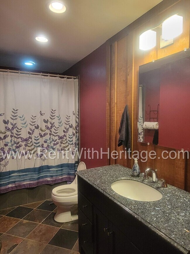 Building Photo - Charming Cabin Style Home on 1.3 Acres / F...