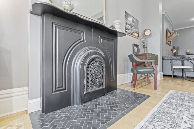 Building Photo - 550 E Town St