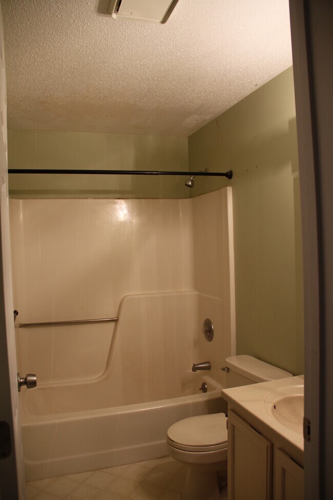 2nd Floor Full Bath - 710 Main St
