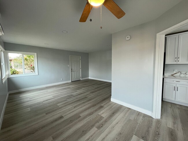 Building Photo - MOVE IN READY 2+1 in Panorama City FOR LEASE!