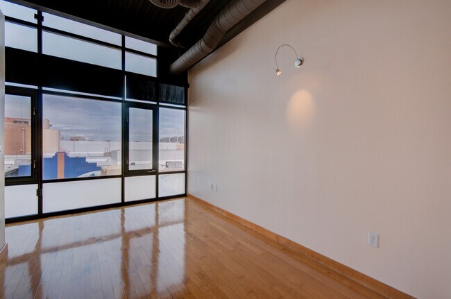 Building Photo - Luxury Gold Lofts! Bright Open Floor Plan with City Views-Secure Parking