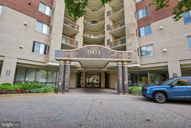 Building Photo - 901 N Monroe St