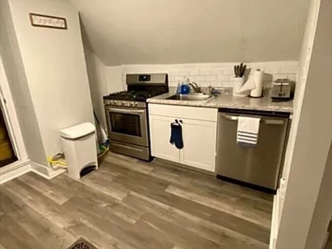 Building Photo - 2033 Maple Ave