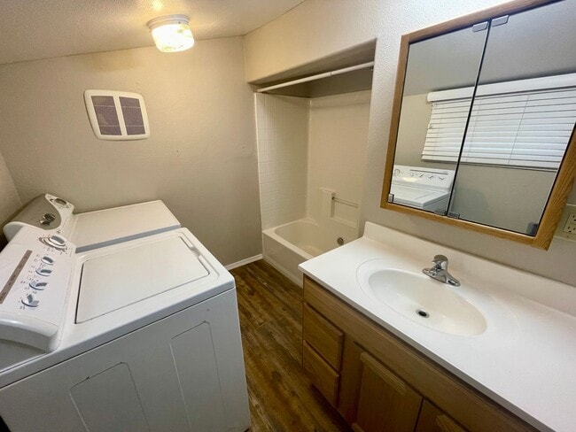 Building Photo - Charming 2-Bedroom Home Near Washington El...