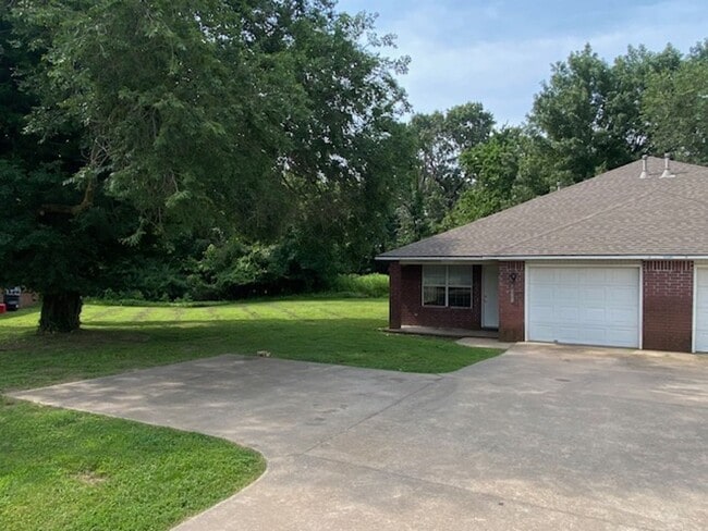 Building Photo - Adorable Duplex with Country Like Setting!