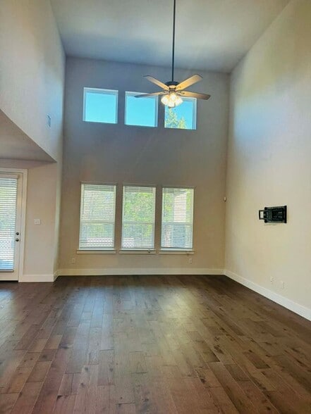 Building Photo - 6506 Vivian Ln