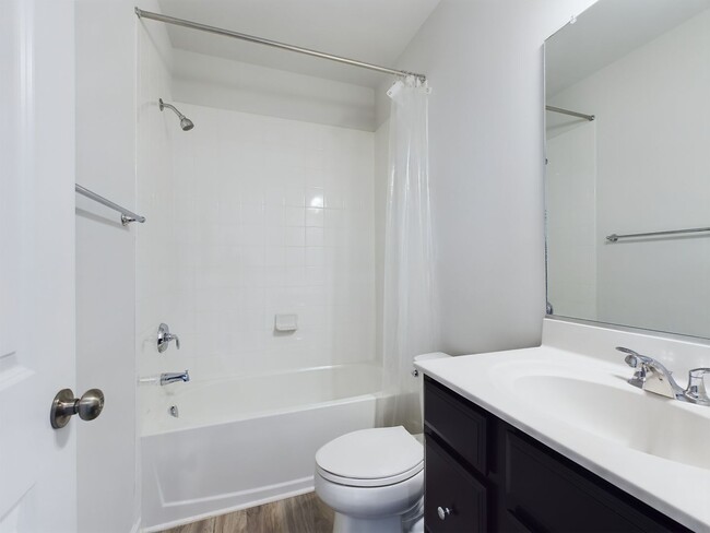 Building Photo - Stunning, Bright 2 Bedrooms  2 1/2 Bathroo...