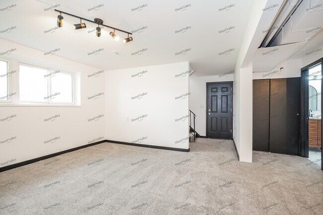 Building Photo - 5548 Roche Dr