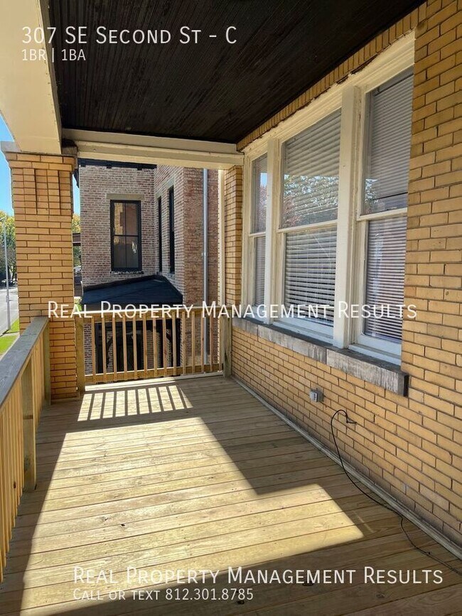 Building Photo - 307 SE Second St-C