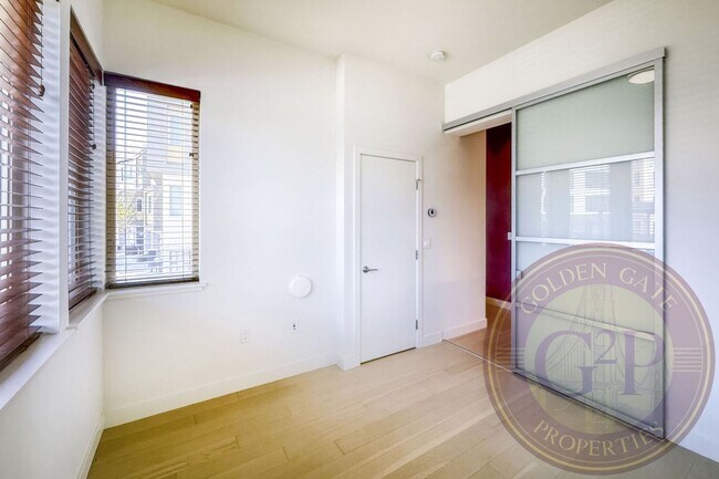 Building Photo - SF Shipyard - 3 BR, 2.5 BA Townhouse 1,634...