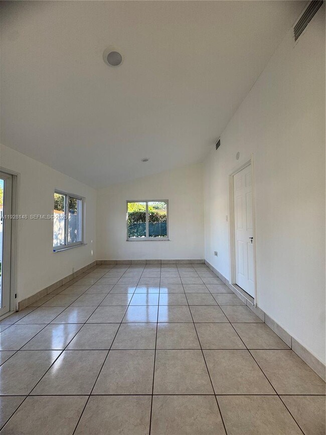 Building Photo - 3021 SW 2nd Ave