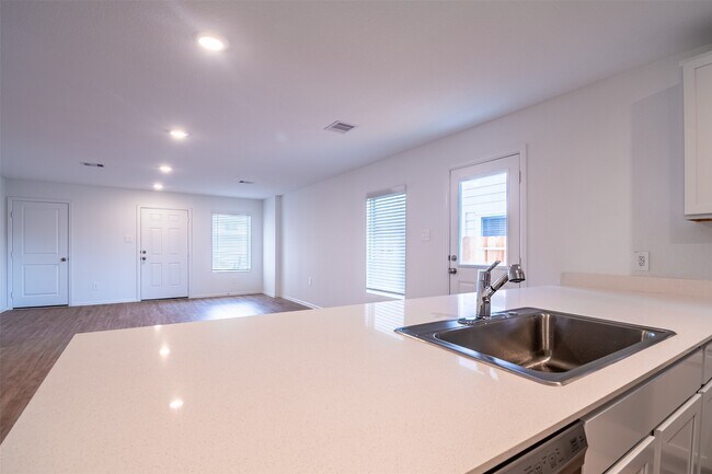 Building Photo - 1508 Las Cuevas Dr