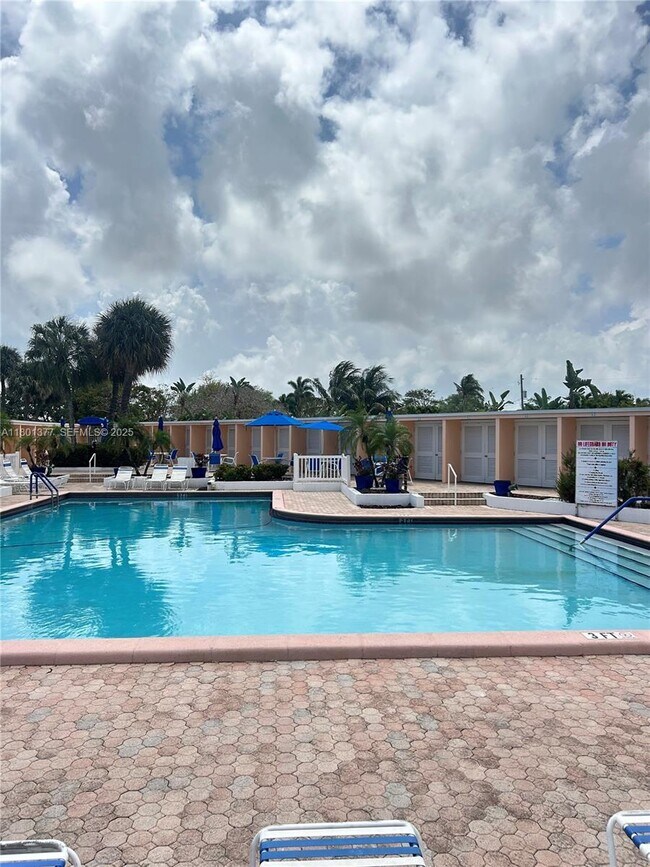 Building Photo - 2201 NE 66th St