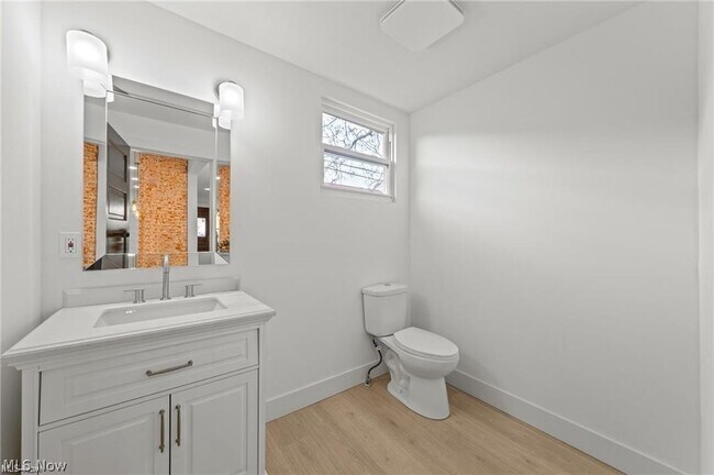 Building Photo - 1422 W 77th St