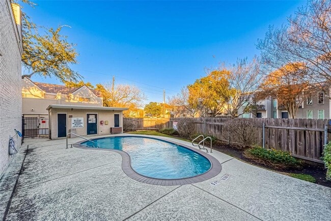 Building Photo - 1330 Augusta Dr