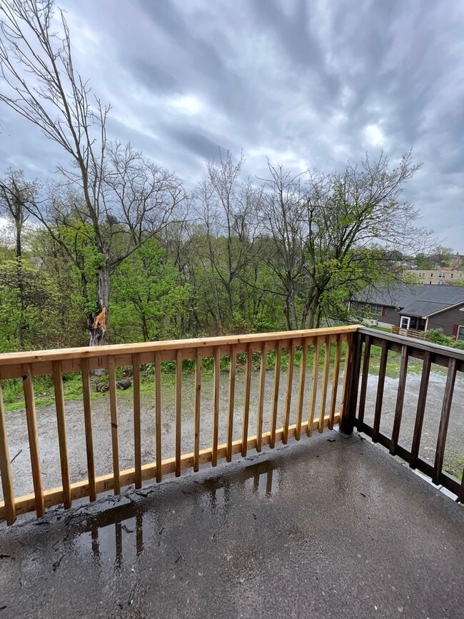 Building Photo - Updated 1 Bedroom with Deck and Garage space!