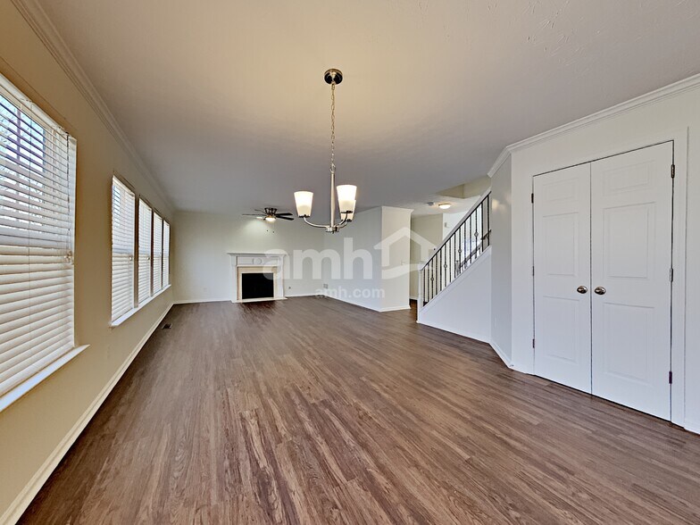 Building Photo - 872 Holly Meadow Dr