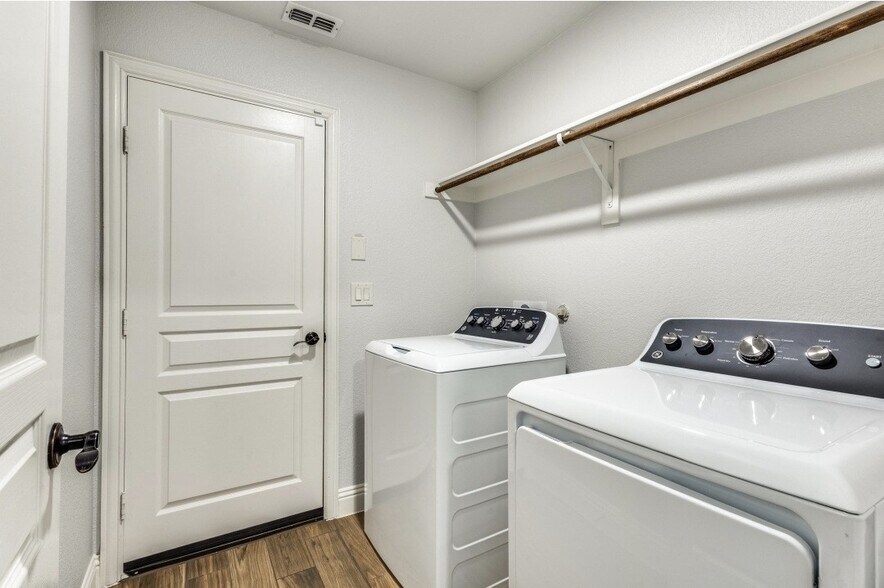 Building Photo - 3317 Creekhaven Dr