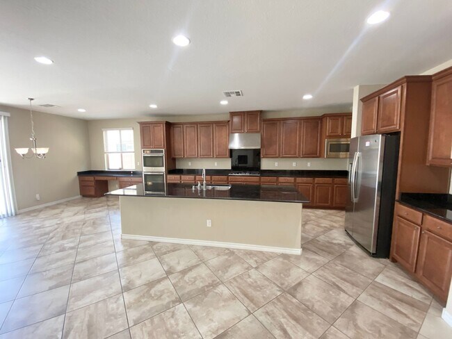 Building Photo - 4/BD 3.5/BA Spacious Home in Gated Communi...