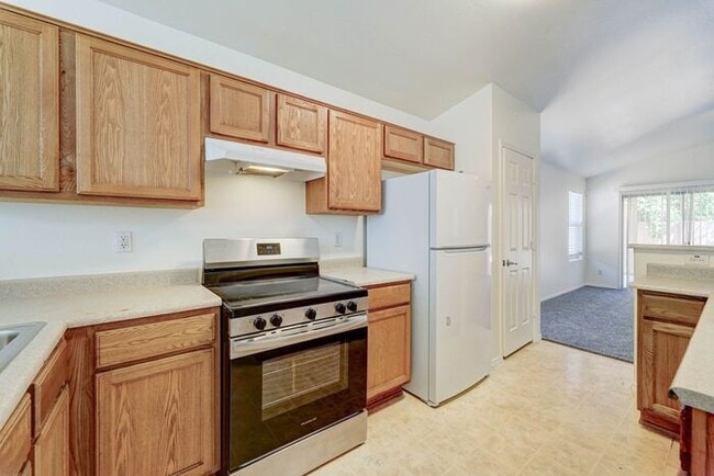 Building Photo - READY TO VIEW NOW! Bright, Open Floorplan w/ Brand New Interior Paint & Carpet!