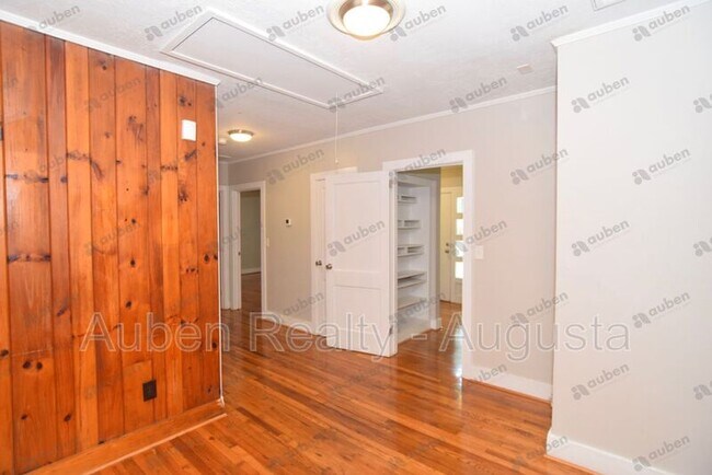 Building Photo - 2037 Spring Hill Ter