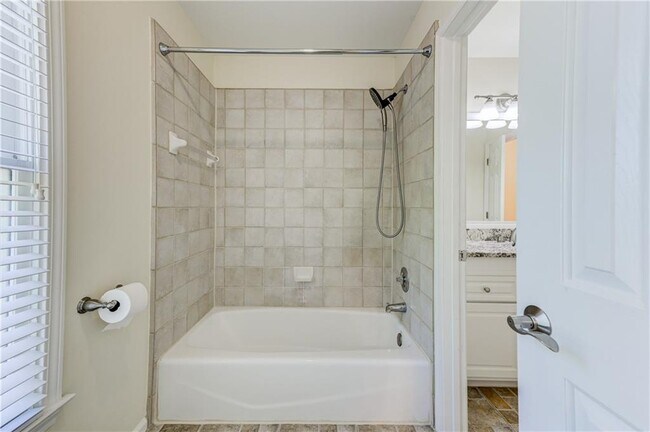 Building Photo - 2745 Lenox Rd NE