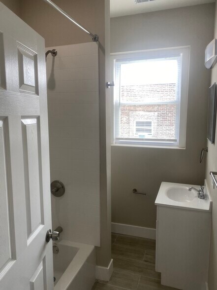 Building Photo - 546 W Olney Ave