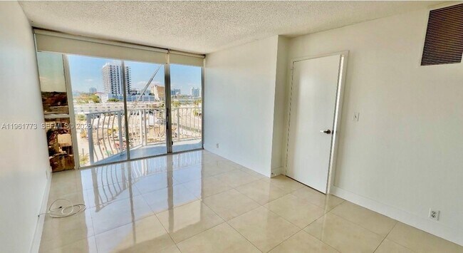 Building Photo - 7601 E Treasure Dr