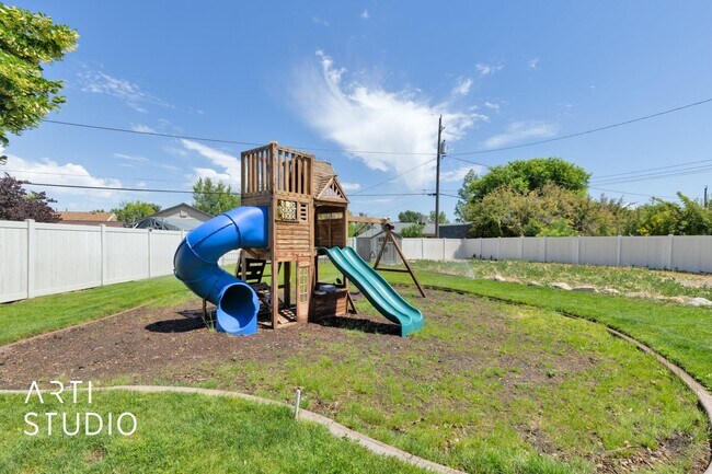 Building Photo - **Stunning 4-Bedroom Home with Modern Amen...
