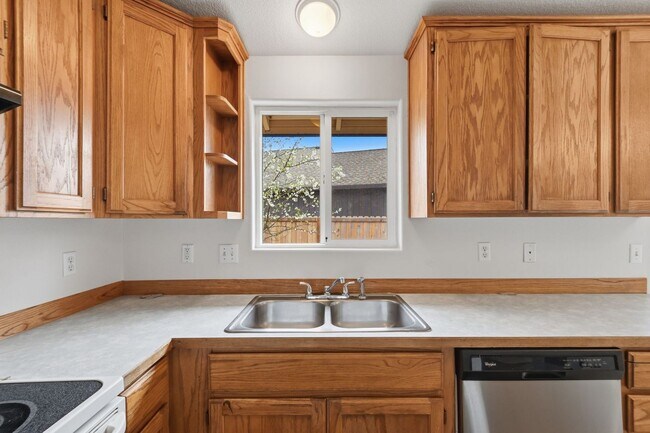 Building Photo - 313 S Nectarine St