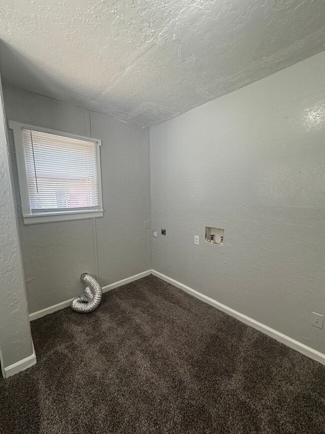 Building Photo - 2 Bed, 1 Bath, 1 Car Garage