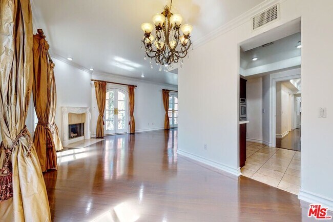 Building Photo - 353 S Reeves Dr