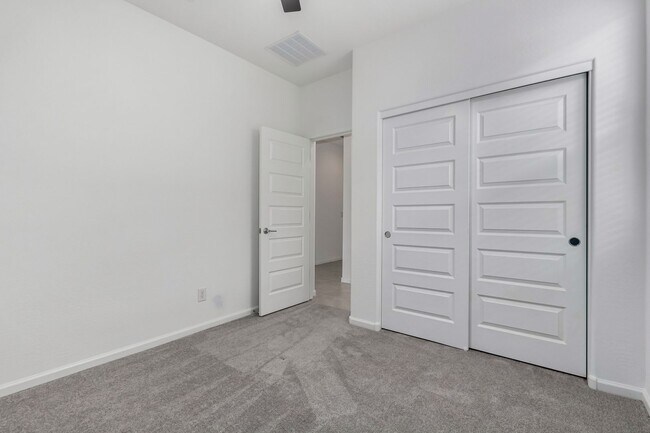 Building Photo - Charming 3-Bed Rental with Spacious Yard