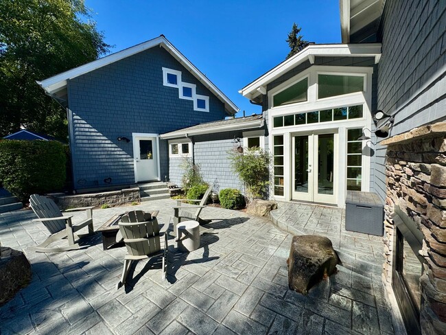 Building Photo - This gorgeous Bainbridge home is available starting mid July