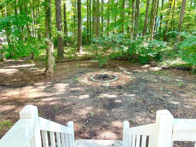 Building Photo - Welcome to the Charming 4 Bedroom/3 Bath w...