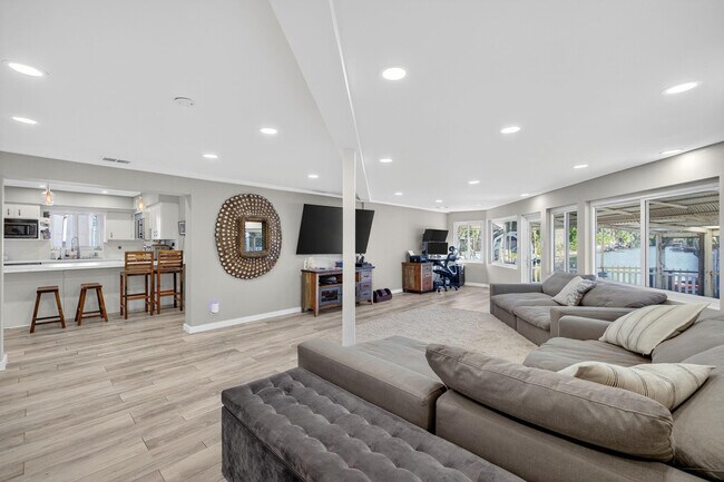 Building Photo - 1570 NE 30th Pl