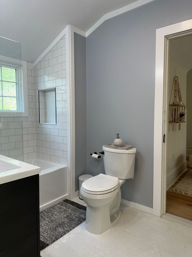 Building Photo - 3 bedroom, 2 bath, furnished Kingsport, TN