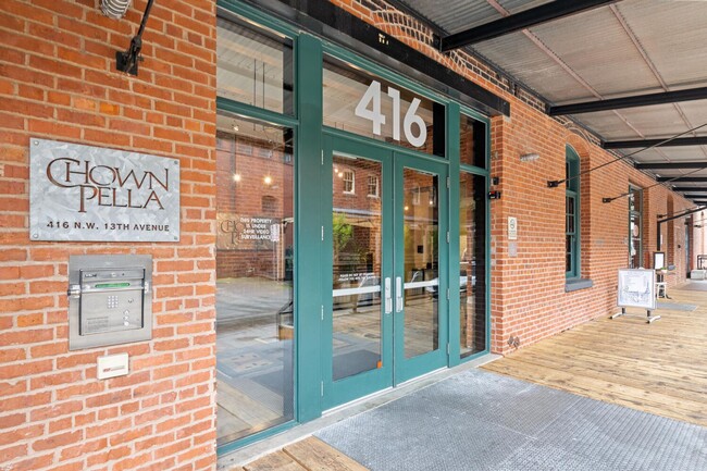 Building Photo - Gorgeous loft in a converted window factor...