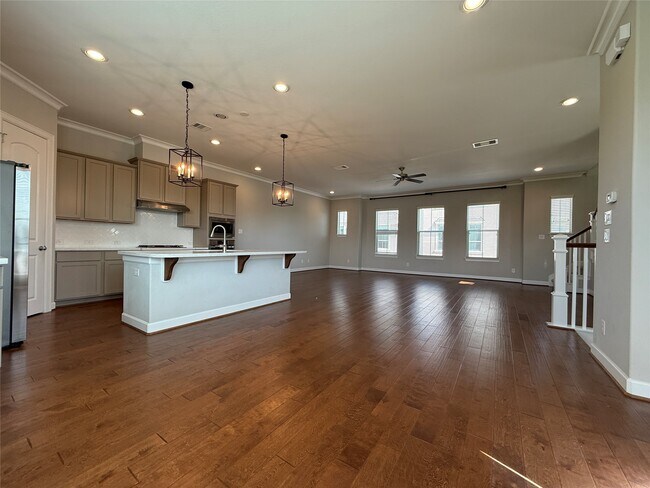 Building Photo - 2018 Royal Landing Dr