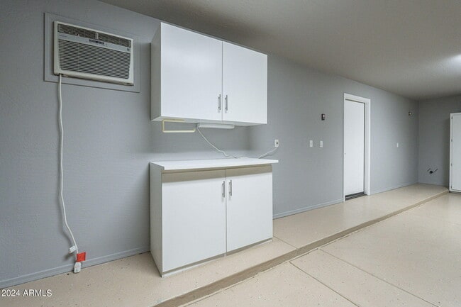 Building Photo - 6326 W El Cortez Pl