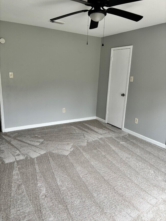 Building Photo - 815 Pebbleshire Dr