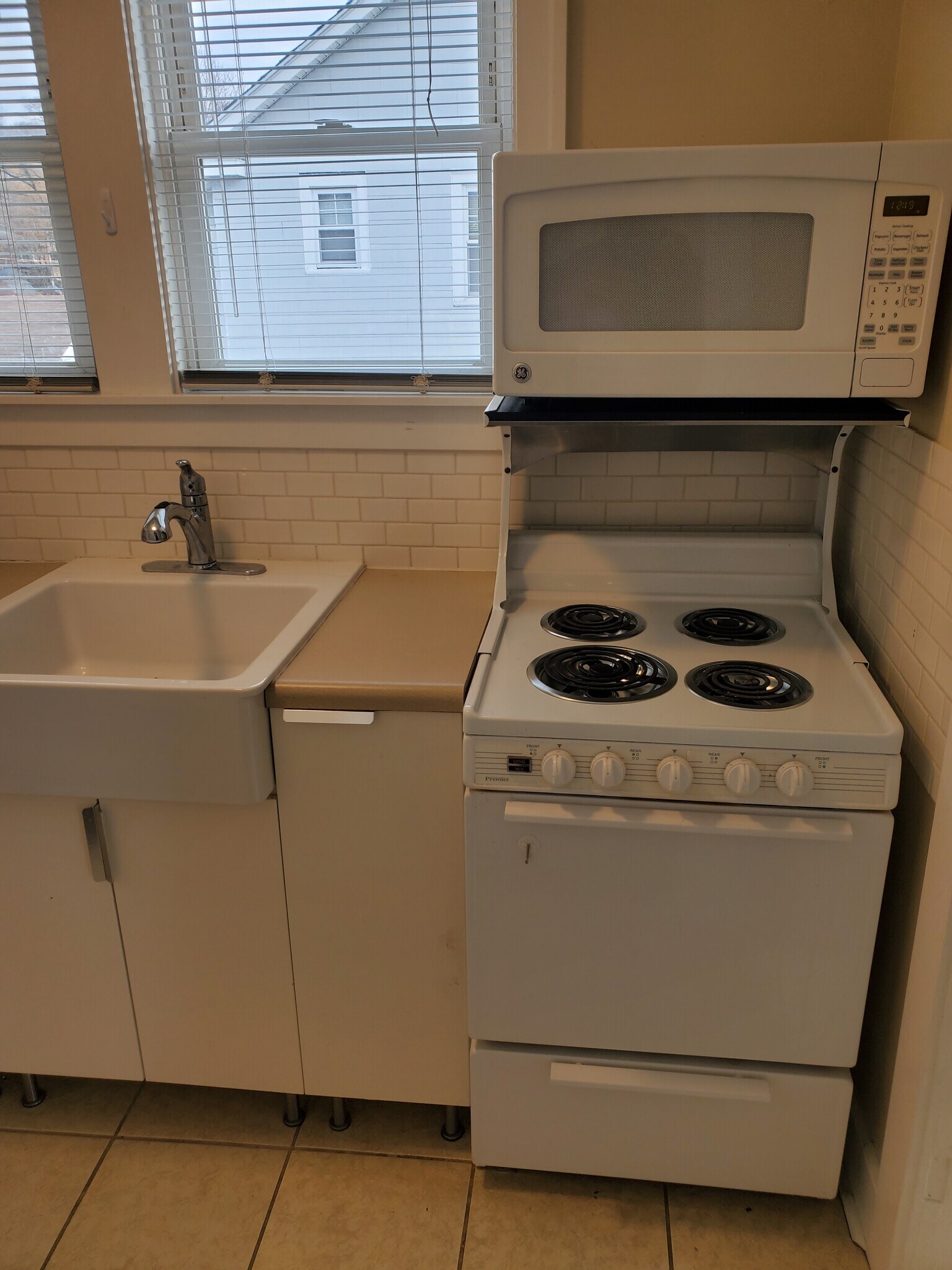 Building Photo - 1206 E 8th St