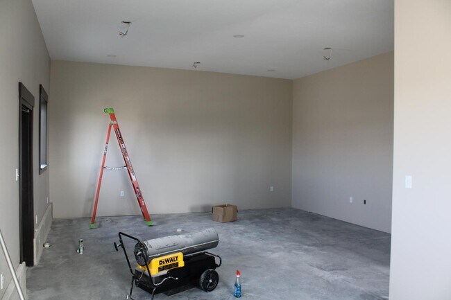 Building Photo - 61 W 465 N