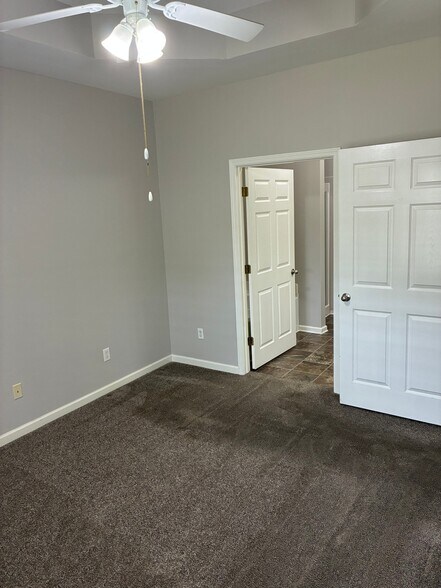 Building Photo - 57 Park Dr S