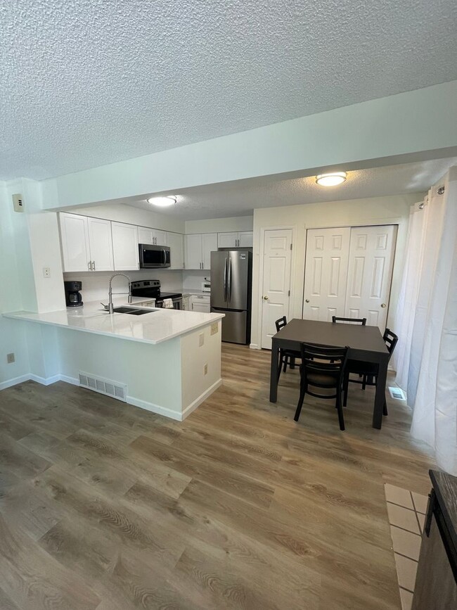 Building Photo - FULLY REMODELED 2 Bed 2 Bath  condominium ...