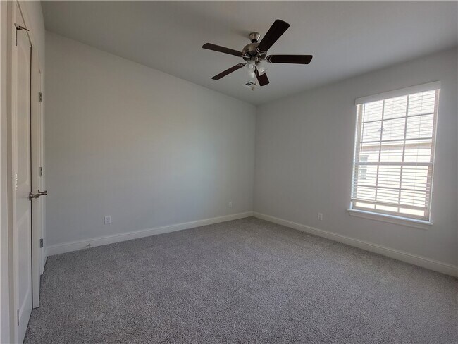 Building Photo - 1041 E Skyline Lp