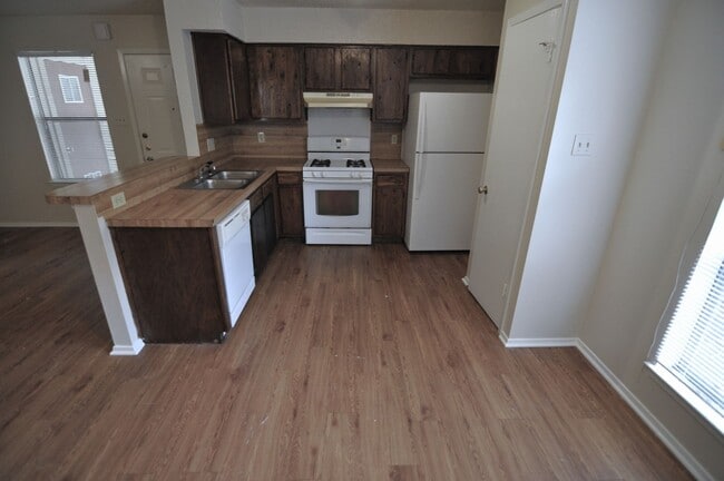 Building Photo - Amazing unit, perfect location!