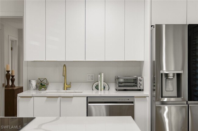 Building Photo - 175 5th Ave S